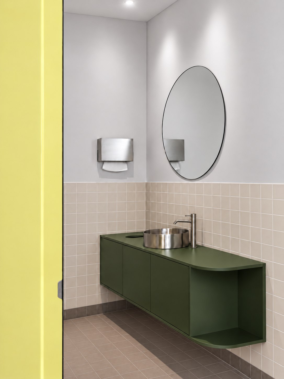 Sanitair in het kleurenpalet: groene wastafel, gele deur en betontegels.