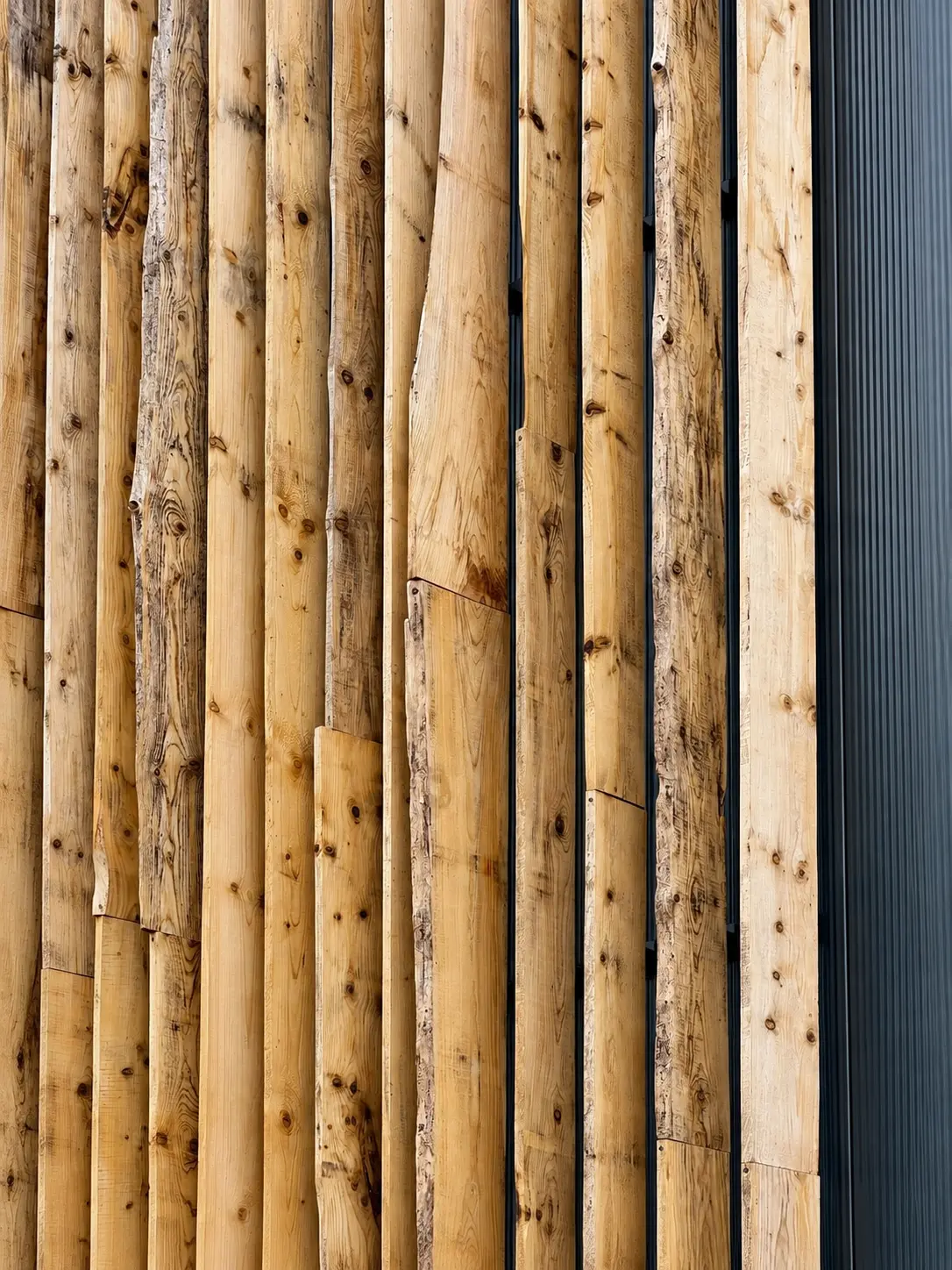 Geoogst hout als gevelbekleding: elk deel met eigen karakter.