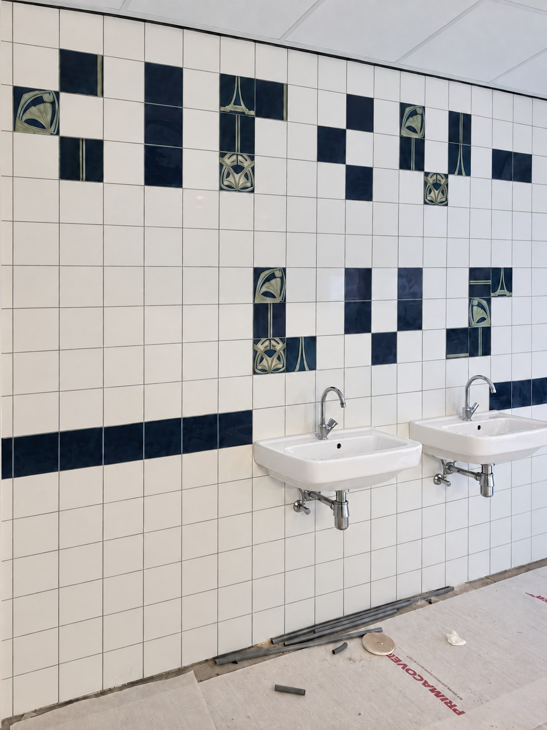 Historische tegels krijgen een tweede leven in de sanitairruimte.
