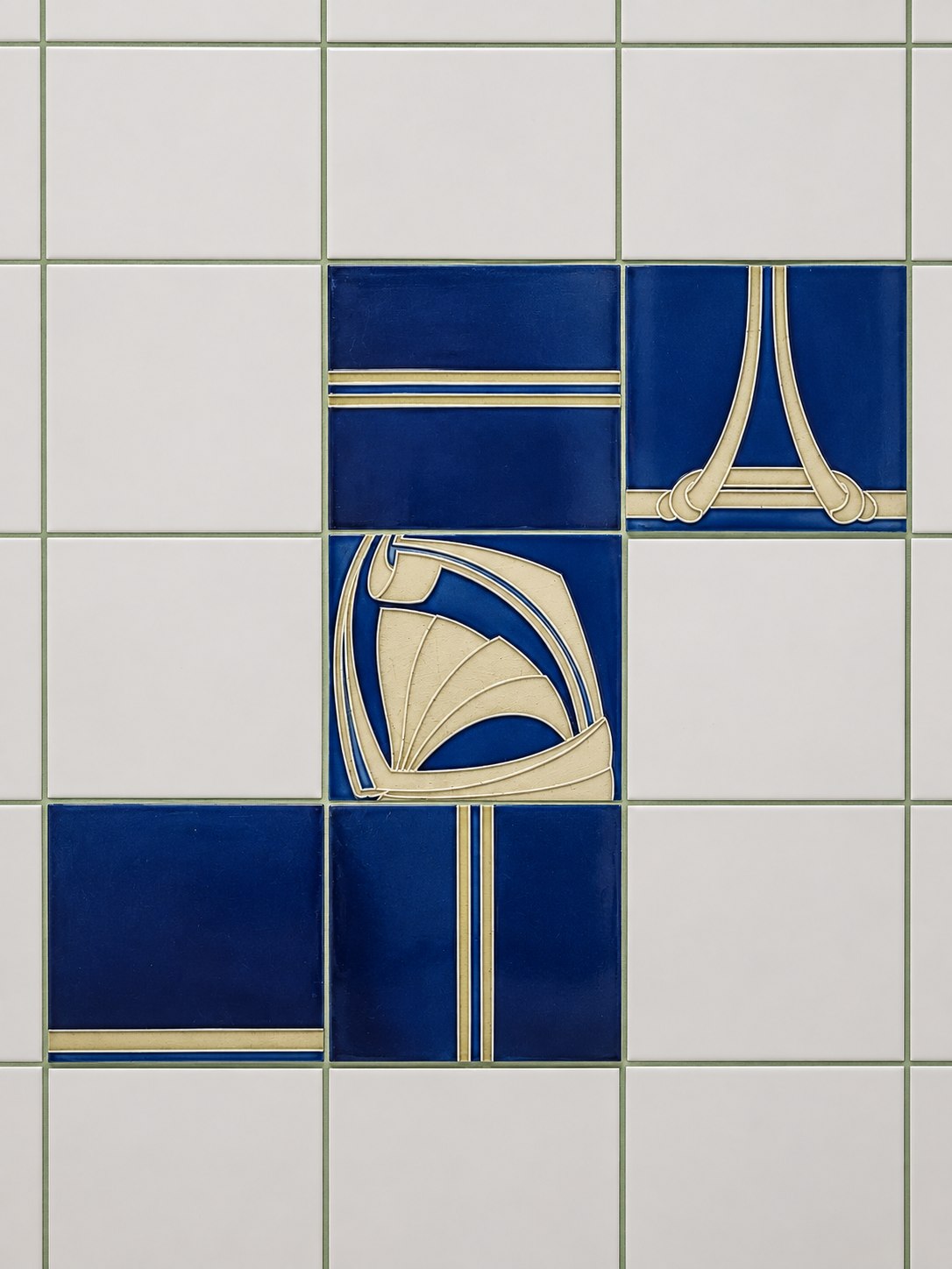 Detail van de tegelwand: ambacht in blauw en wit.