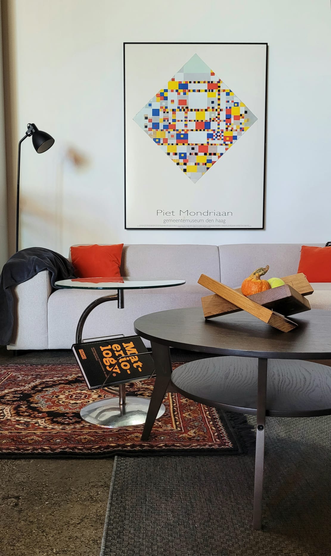 De lounge: hergebruikte meubels, kunst en een tapijt met verleden.