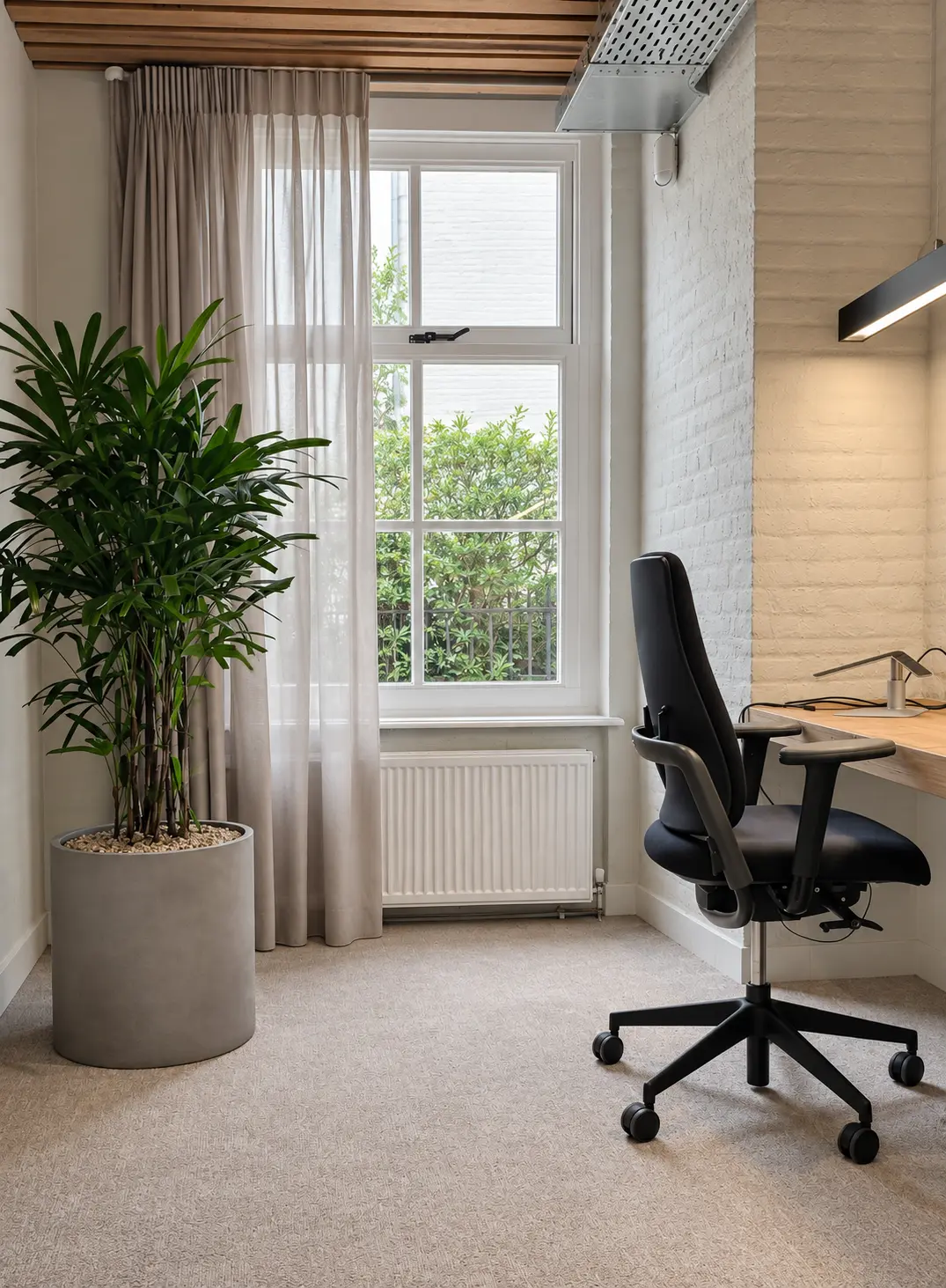Werkplek met daglicht en groen.