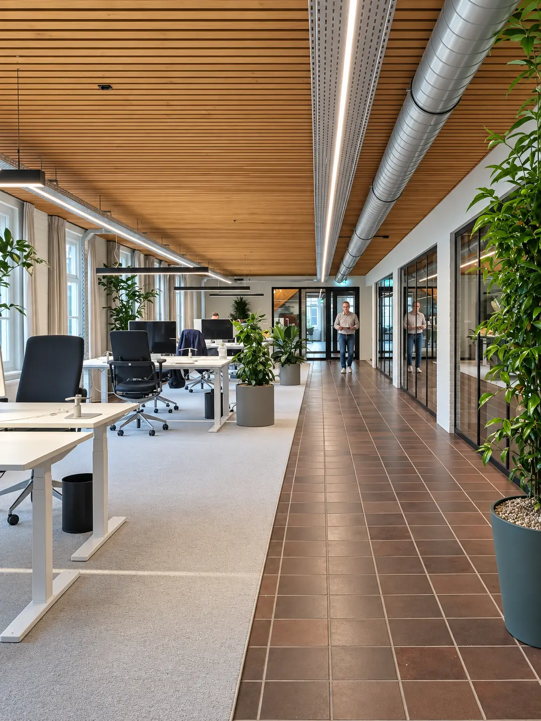 Kantoortuin met houten plafond.