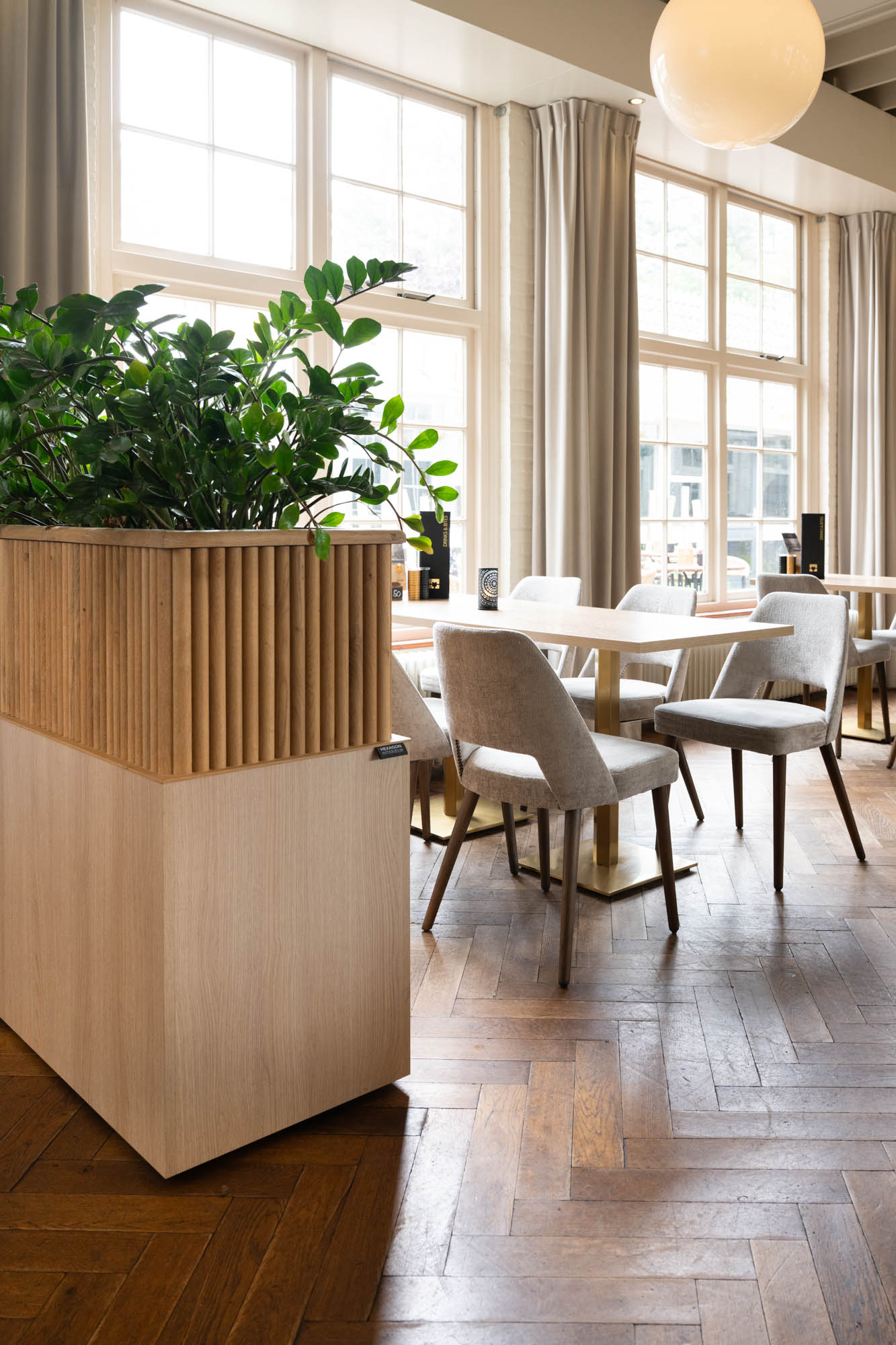 Planten, hout en daglicht verbinden binnen met buiten.