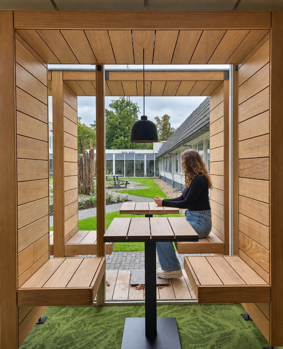 De houten nis zet het uitzicht op de binnentuin door tot in het interieur.