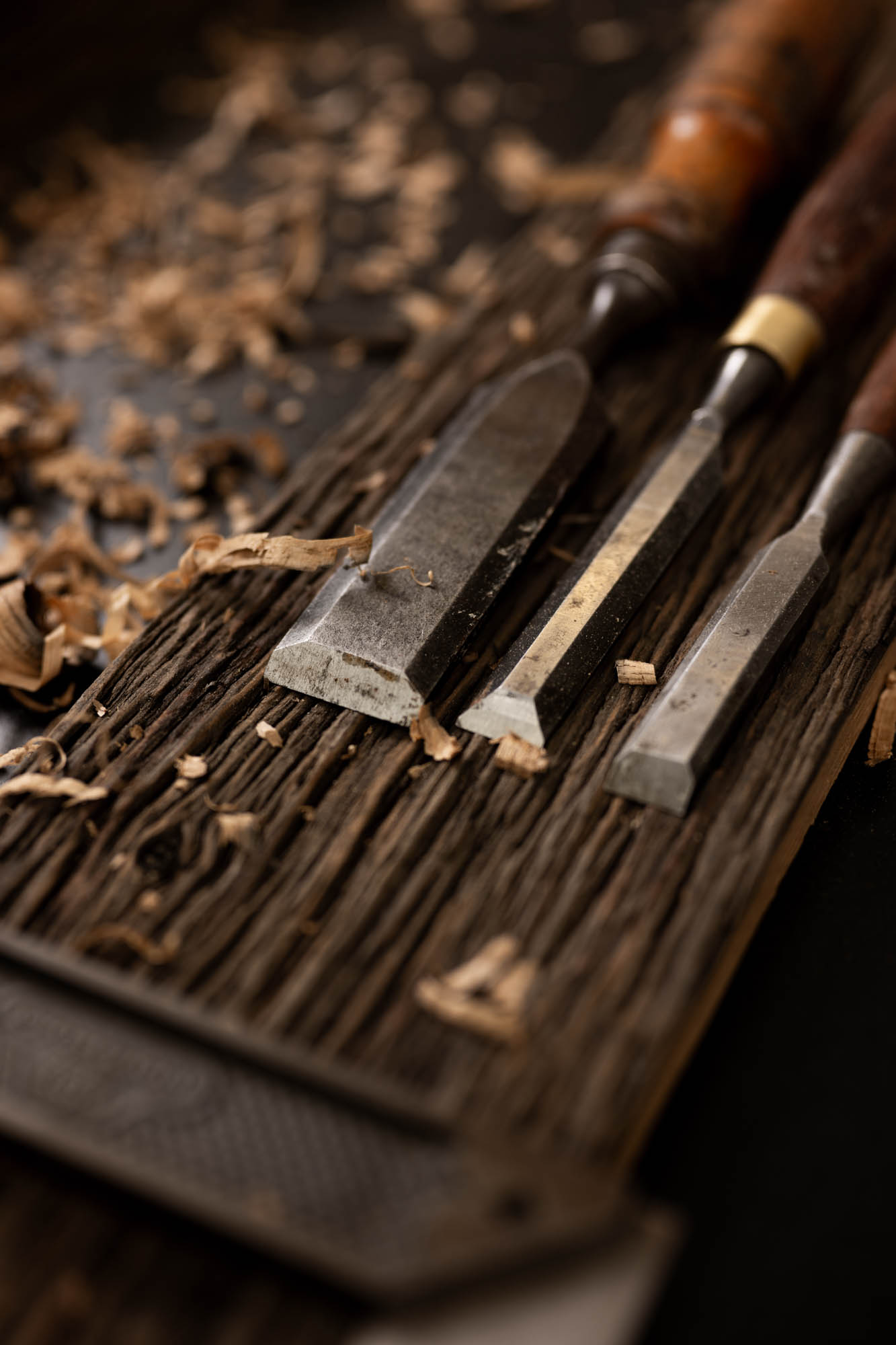 Ambachtelijk gereedschap zet het hout om in vorm.
